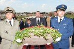 Le Roi se recueille au cimetière des martyrs de Sijoumi